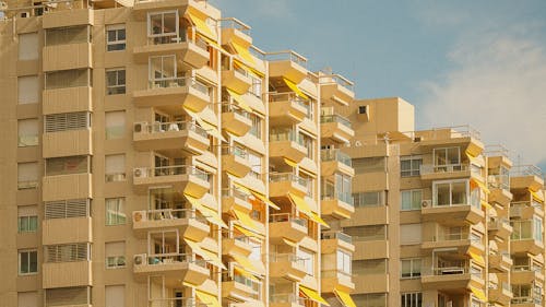 Kostenloses Stock Foto zu apartments, balkone, gebäude