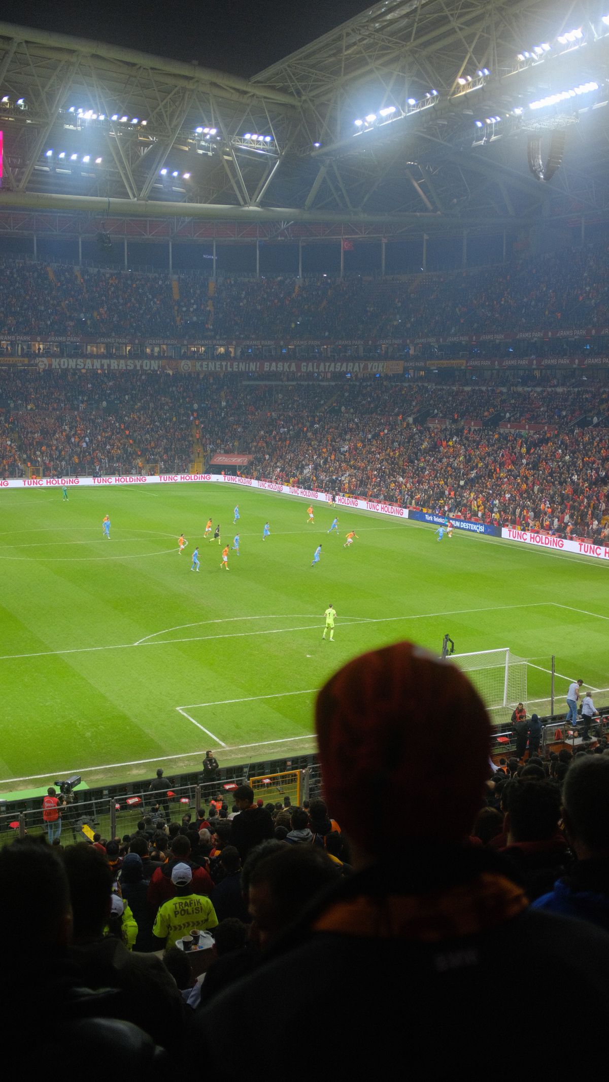 Estadio de fútbol abarrotado durante un partido nocturno