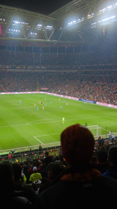 Home crowd under the lights, by Sami Abdullah on Pexels