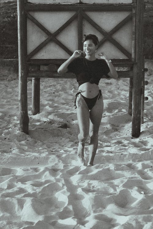 Fotos de stock gratuitas de arena, bikini, blanco y negro