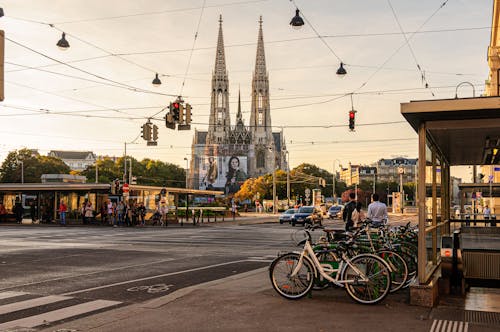 Foto profissional grátis de arquitetura gótica, automóveis, bicicletas