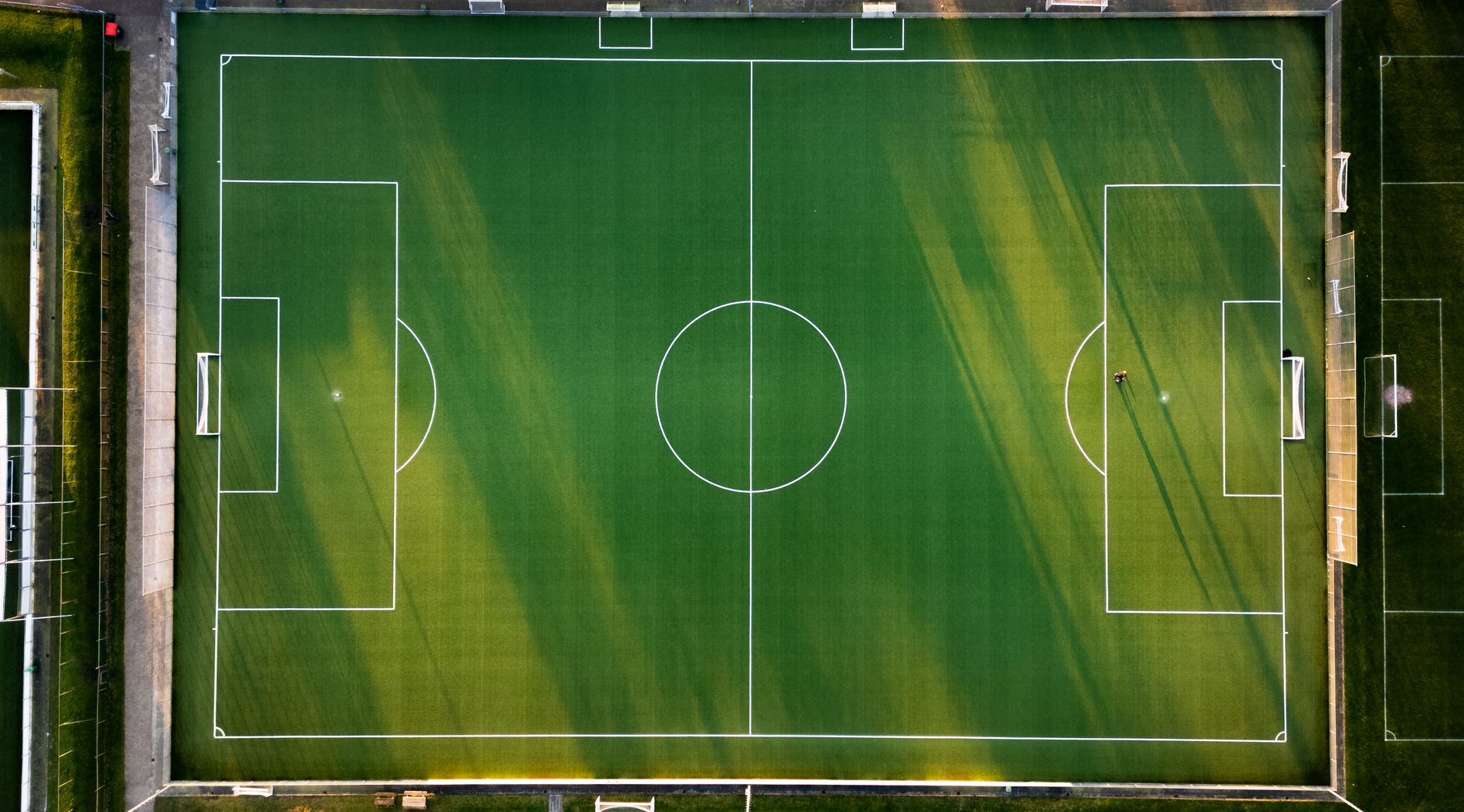 Luchtfoto van een goed onderhouden voetbalveld in Hoogeveen, Nederland tijdens zonsondergang.