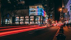 芝加哥的城市街道在夜间充满活力，灯光步道与明亮的建筑物交相辉映