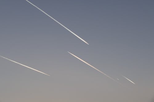Fotobanka s bezplatnými fotkami na tému jasná obloha, kondenzačné stopy, letectvo