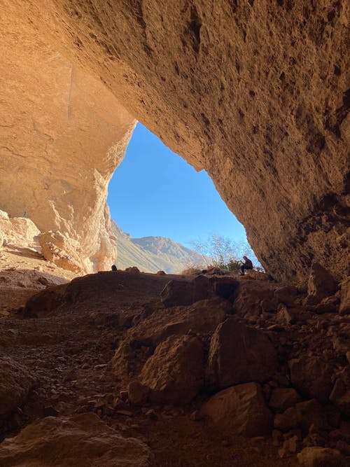Бесплатное стоковое фото с вертикальный выстрел, пейзаж, пещера