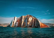 一艘沉船部分淹没在希腊附近的海域中