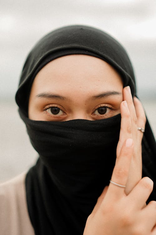 Foto d'estoc gratuïta de dona, emmascarat, hijab negre