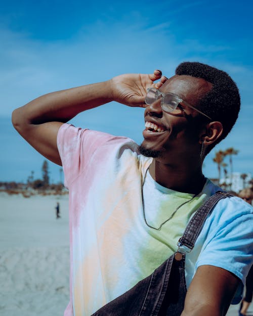 Gratis lagerfoto af afrikansk mand, Farverig T-shirt, kigge væk