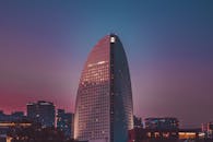 暮光映衬下的现代摩天大楼，勾勒出城市的天际线