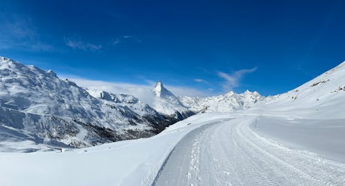 Photos gratuites de blanc, chemin de terre, ciel clair