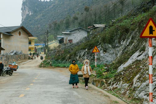 걷고 있는, 농촌의, 도로 표지판의 무료 스톡 사진