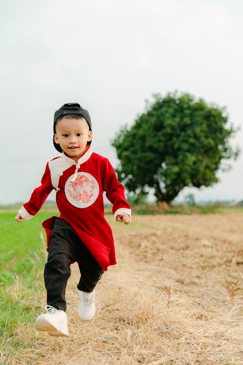 Foto stok gratis anak, baju merah, berlari