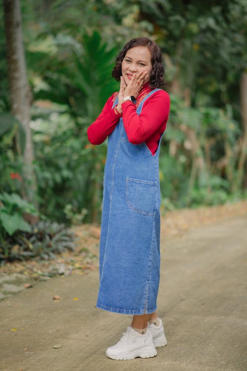 Asyalı kadın, ayakta, dikey atış içeren Ücretsiz stok fotoğraf