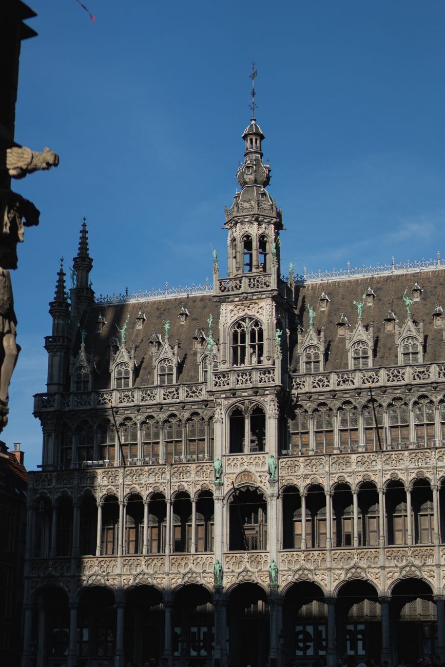 Elegant gebouw in de neogotische stijl met ingewikkelde details in het centrum van Brussel.