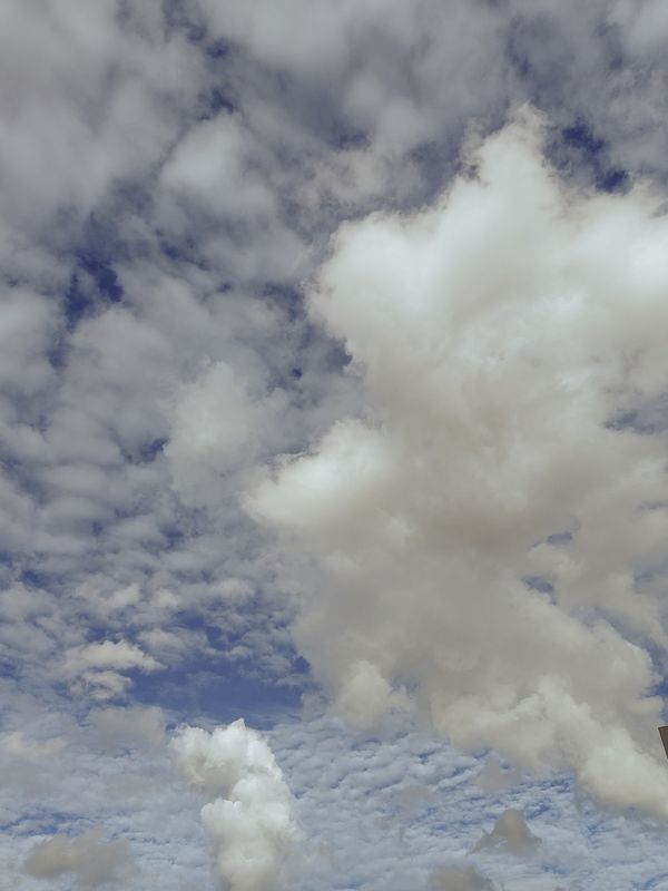 Formações de nuvens dramáticas preenchem o céu sobre Recife, Brasil, capturando os intricados designs da natureza.