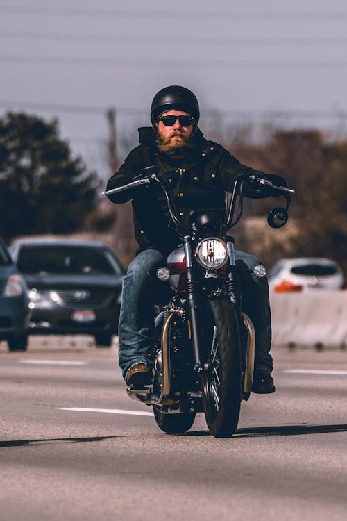 Hombre En Motocicleta En La Carretera