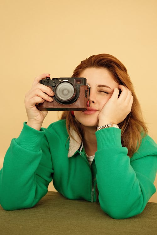 Gratis stockfoto met aantrekkelijk mooi, adolescent, binnen