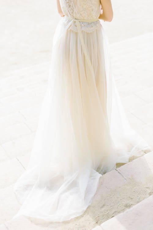 Chiffon White Dress of the Bride Walking Down the Steps