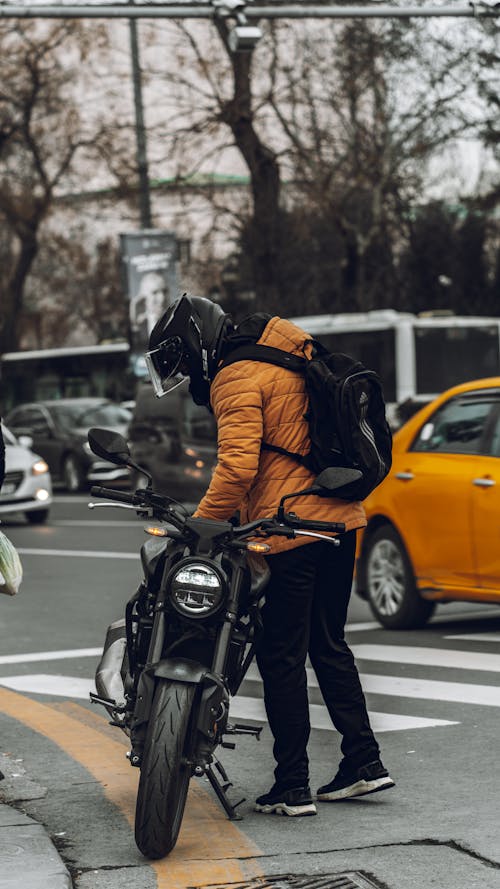 Photos gratuites de casque, motocycliste, rue