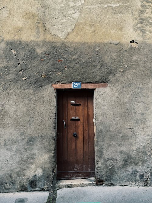 ahşap kapı, aile, Antik içeren Ücretsiz stok fotoğraf