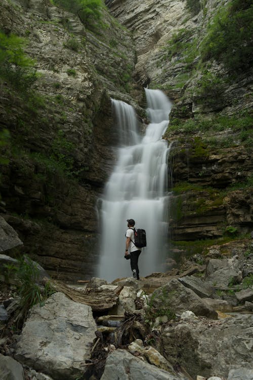 Foto stok gratis air terjun, backpacker, formasi batuan