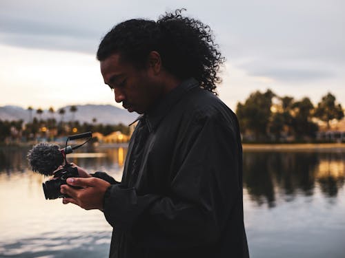 Homem Segurando Uma Câmera Dslr Preta