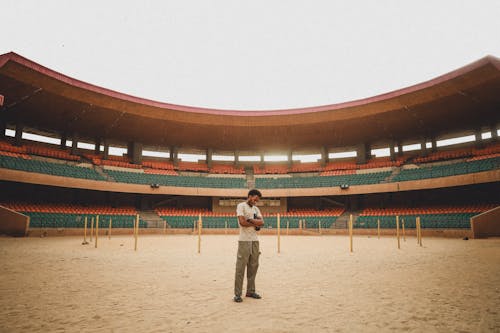 Darmowe zdjęcie z galerii z arena, mężczyzna, na stojąco