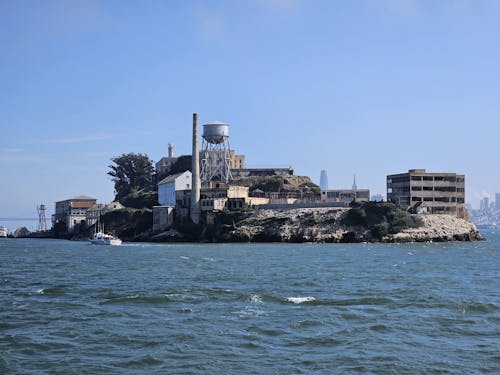 Foto profissional grátis de abandonado, água, alcatraz