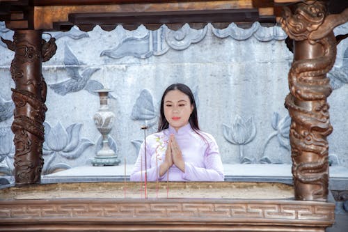 Foto profissional grátis de espiritualidade, mãos, mulher