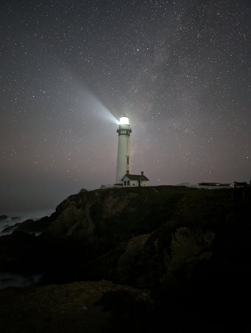 akşam karanlığı, aydınlatılmış, deniz feneri içeren Ücretsiz stok fotoğraf
