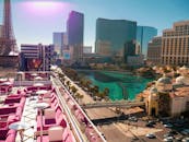 拉斯维加斯的天际线令人惊叹，拥有埃菲尔铁塔复制品等标志性地标和充满活力的屋顶座位