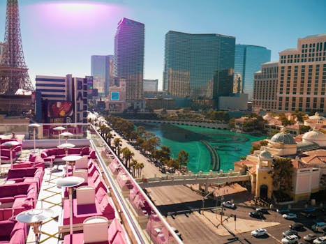 拉斯维加斯的天际线令人惊叹，拥有埃菲尔铁塔复制品等标志性地标和充满活力的屋顶座位