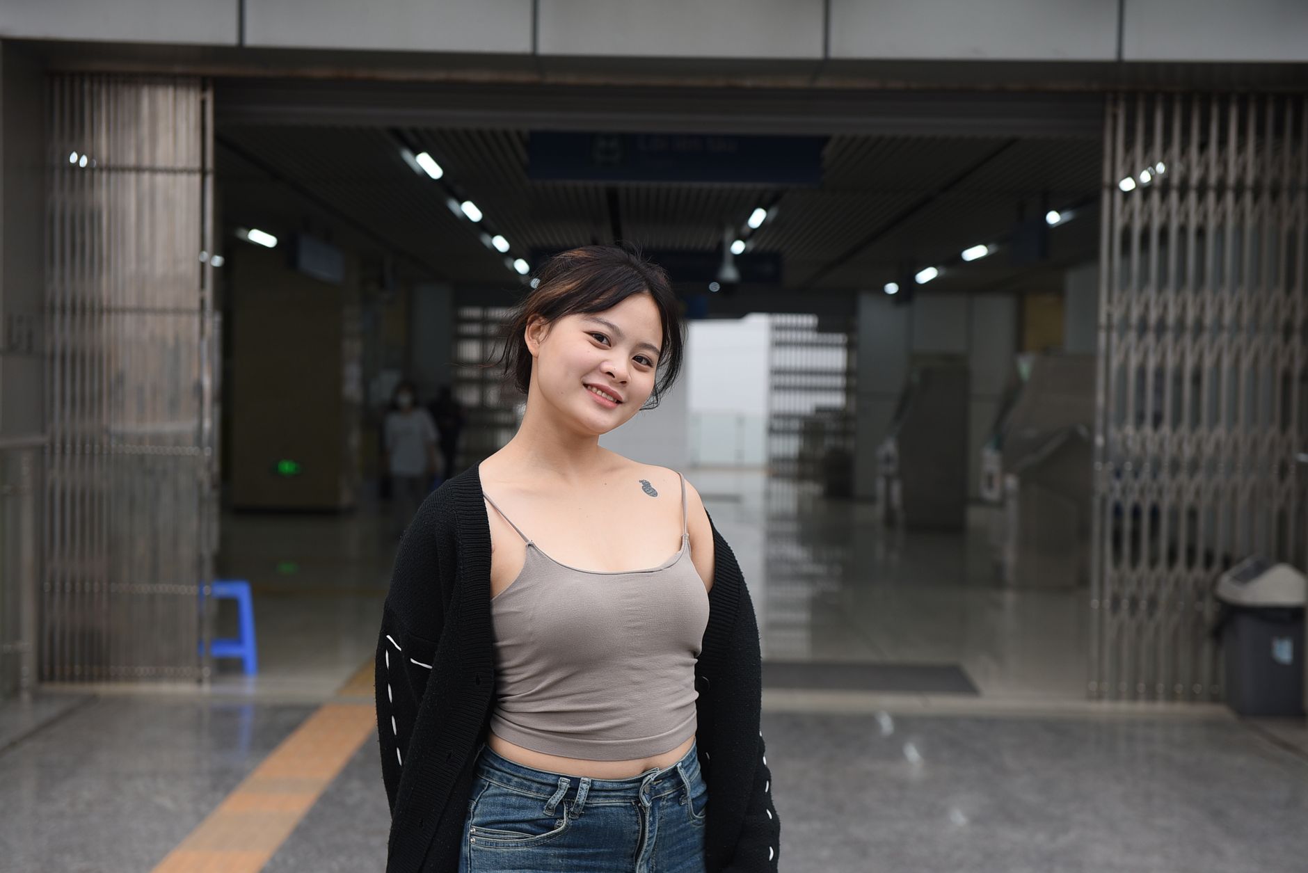 문근영이 유퀴즈 스튜디오에서 오른팔 흉터를 보여주며 미소 짓는 장면, 밝은 조명 아래 감동적인 표정