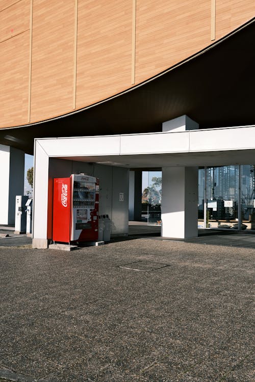 Vending Machine Building Vending Machines in A Japanese Urban Setting · Free Stock Photo