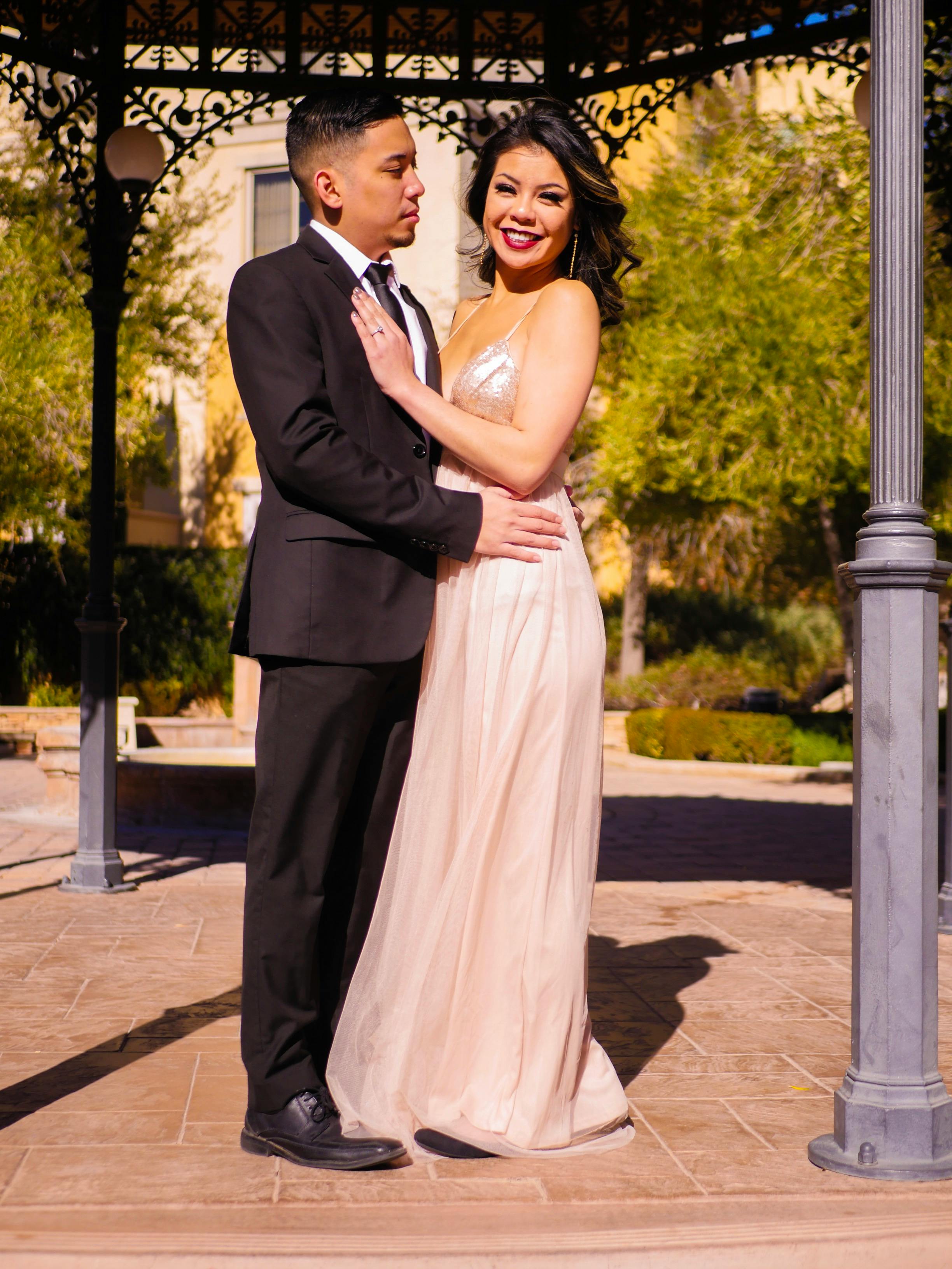 新娘和新郎恩爱地站在凉亭下，捕捉着浪漫的户外婚礼时刻