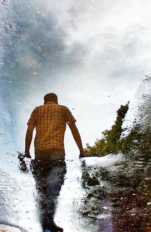 Foto profissional grátis de água, andando, camisa