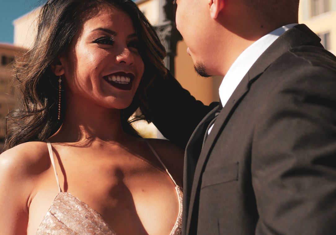 Online dating: starting a conversation on a niche platform