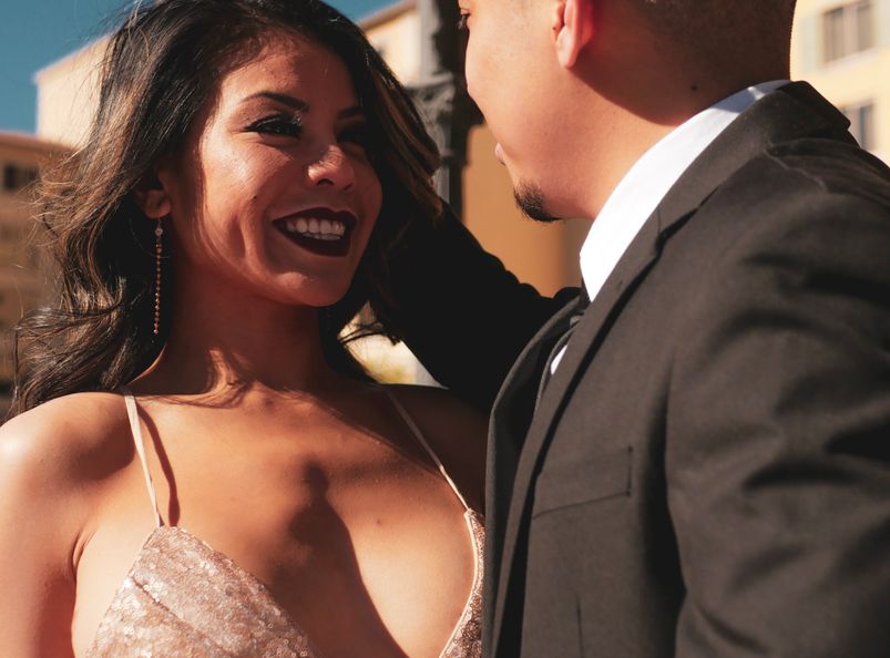 Online dating: starting a conversation on a niche platform