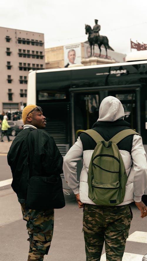 Kostenloses Stock Foto zu männer, reise, rückansicht