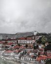 这座迷人的小镇坐拥殖民风格建筑，俯瞰着朦胧的山景