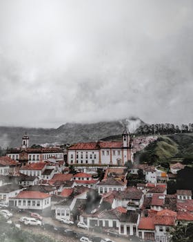 这座迷人的小镇坐拥殖民风格建筑，俯瞰着朦胧的山景