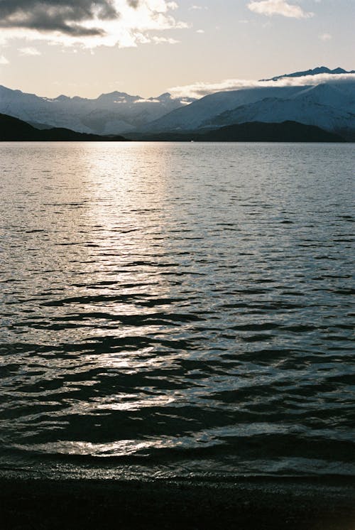 dağlar, deniz, deniz kıyısı içeren Ücretsiz stok fotoğraf