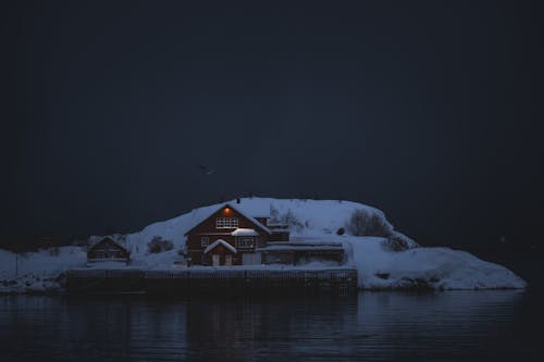 Ilmainen kuvapankkikuva tunnisteilla alppimaja, järvi, lumi