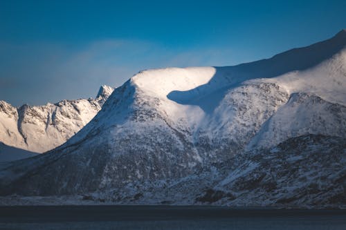 dağ silsilesi, dağlar, deniz içeren Ücretsiz stok fotoğraf
