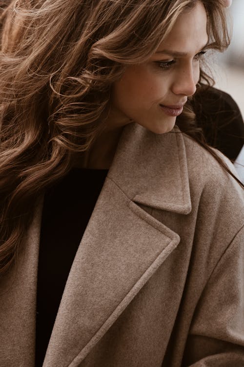 Kostnadsfri bild av brun kappa, brunt hår, elegant