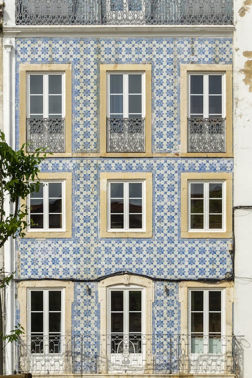 A building with blue and white tiles on the outside