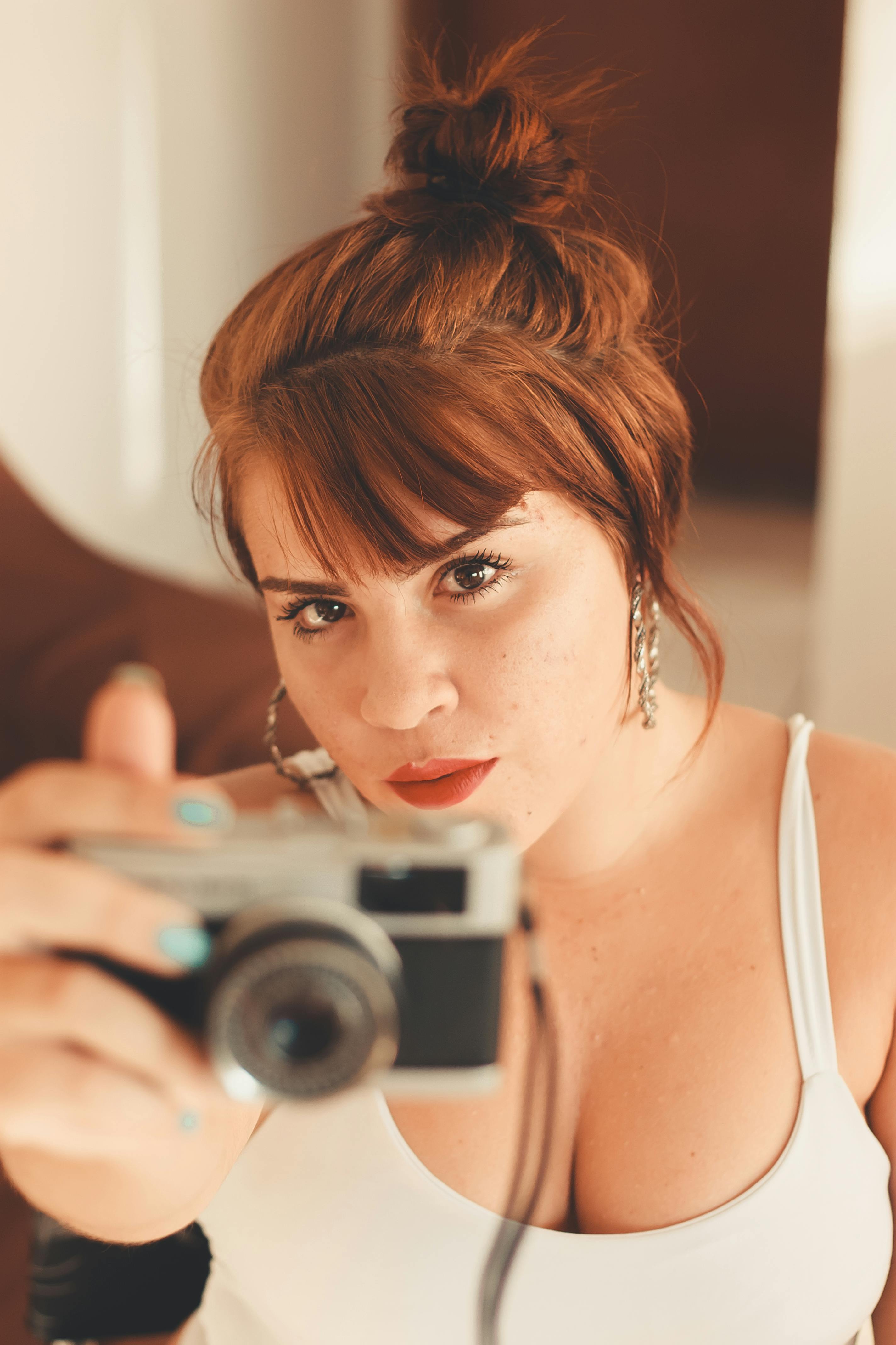 Ücretsiz Dslr Kamera Tutan Beyaz Kolsuz Bluz Giyen Kadın Stok Fotoğraflar