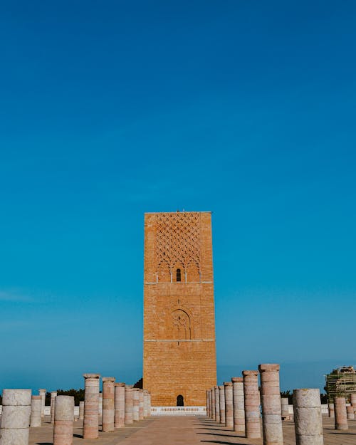 Kostenloses Stock Foto zu blauer himmel, gebäude, hassan turm