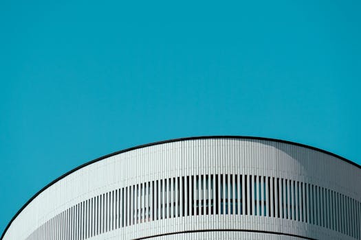 现代建筑的极简主义景观在鲜艳蓝天的映衬下，凸显了当代设计