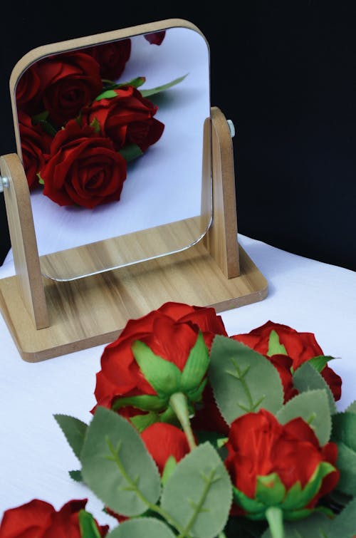 Darmowe zdjęcie z galerii z czerwony, kwiaty, lusterko